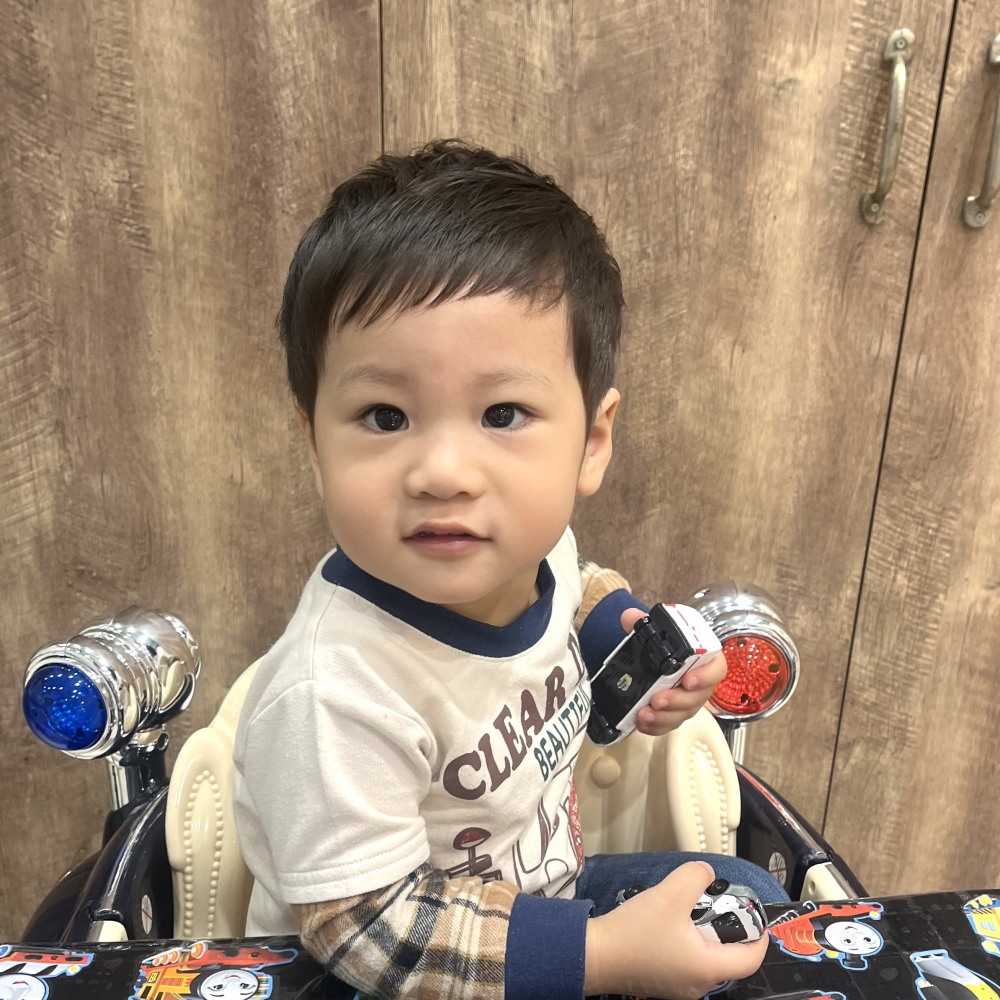 こどもの髪型　耳だしショートスタイル