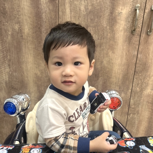 こどもの髪型　耳だしショートスタイル